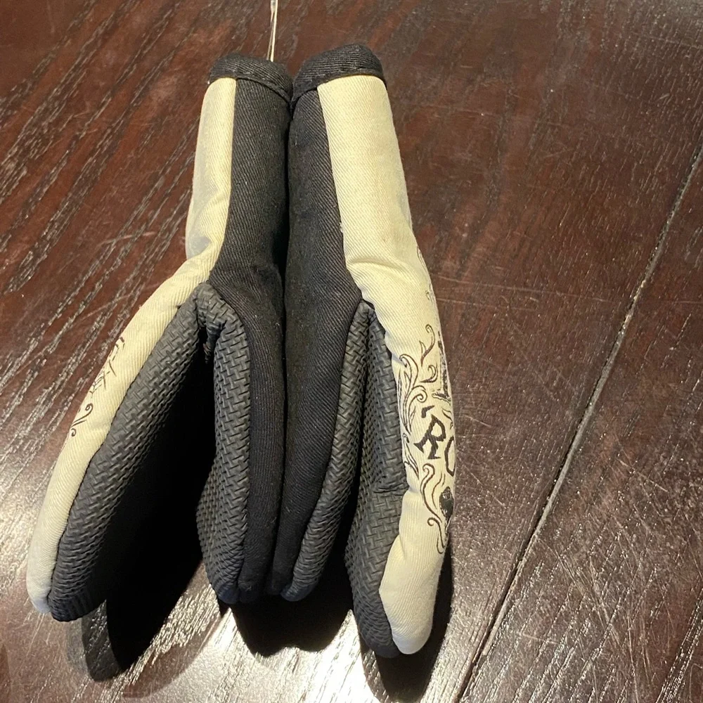 NWT Disney‎ Hocus Pocus Gather Round Sisters!    2 Pack Mitt Oven Set